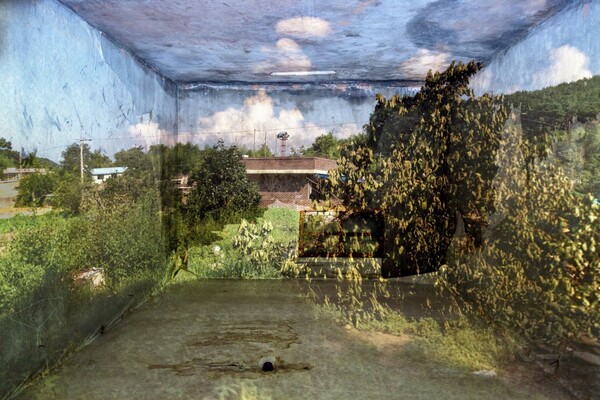 55번방 광주시 광산구 덕림동 699-7 100×150cm inkjet print 2015 / 사진제공=조현택 작가