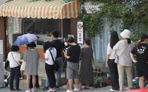 드라마 '우영우'속 우영우 김밥집으로 나온 경기 수원시 행궁동의 한 음식점을 찾는 시민들이 길게 줄서 있다. (사진=뉴스1) 