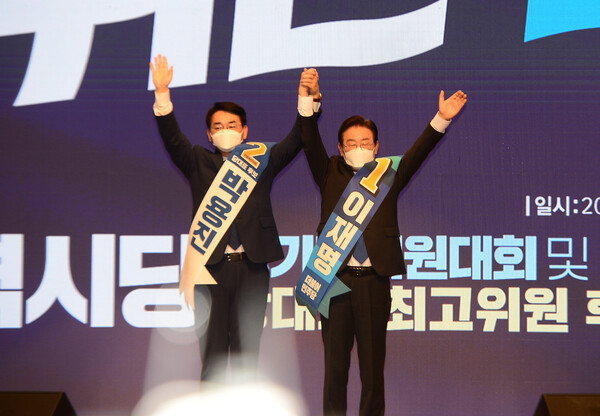 이재명·박용진 더불어민주당 당대표 후보가 21일 광주 김대중컨벤션센터 합동연설회에서 손을 맞잡고 두손을 들어 보이고 있다. (사진=뉴스1)
