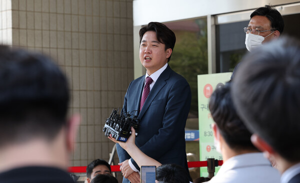 이준석 전 국민의힘 대표가 지난 17일 서울 남부지법에서 열린 당 비대위 효력 정지 가처분 신청 사건 재판에서 심문절차를 마친 뒤 취재진 질문에 답변하고 있다. (사진=뉴스1)