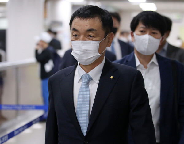 권오수 전 도이치모터스 회장이 지난 6월 10일 오전 서울 서초구 중앙지방법원에서 열린 주가조작 혐의 재판에 출석하고 있다. (사진=뉴스1)