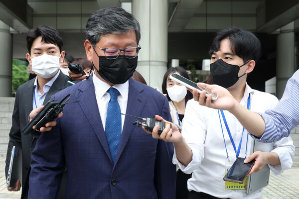 이용구 전 법무부 차관이 25일 서울중앙지방법원에서 열린 1심 선고공판에서 집행유예를 선고받은 뒤 걸어나오고 있다. (사진=뉴스1)