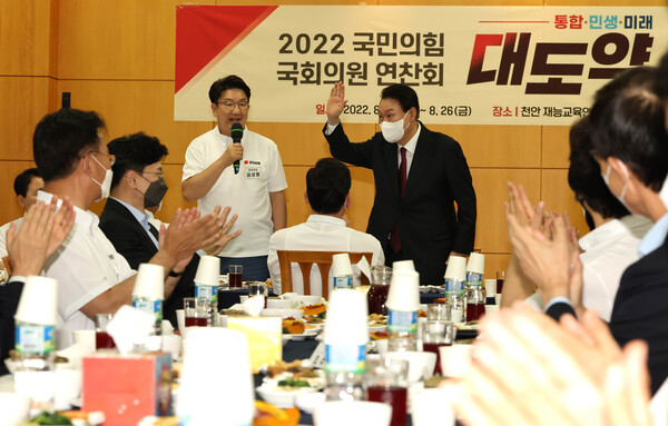 윤석열 대통령이 25일 오후 충남 천안시 동남구 재능교육연수원에서 열린 2022 국민의힘 연찬회에 참석해 권성동 원내대표의 소개에 인사하고 있다. 윤 대통령은 이날 장차관까지 대동하고 참석했다. (사진=뉴스1)