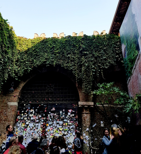  전 세계 연인들이 몰려와서 붙인 letters to Juliet. 2017년 방문 시 발코니는 공사로 가림막이 쳐있었음.