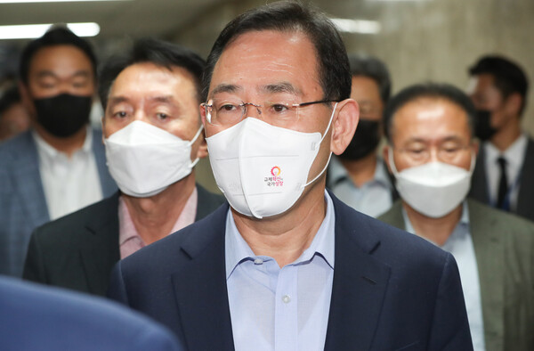 주호영 국민의힘 비상대책위원장이 27일 오후 '주호영 비대위원장 직무 집행 정지' 결정에 대한 사태 수습 방안을 논의하기 위해 긴급의원총회에 참석하고 있다. (사진=뉴스1)