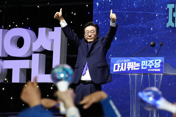 이재명 더불어민주당 당대표가 28일 서울 송파구 올림픽체조경기장 전당대회에서 당 대표로 선출된 뒤 당원들의 연호에 엄지를 들어보이고 있다. (사진=뉴스1)