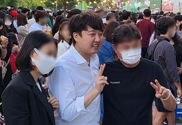 이준석 국민의힘 대표가 27일 오후 대구 북구 고성동 DGB 대구은행파크 중앙광장에서 열린 '2022 대구 북구 떡볶이 페스티벌' 행사장을 찾아 손가락 V포즈를 취하며 시민들과 사진을 찍고 있다. (사진=뉴스1)