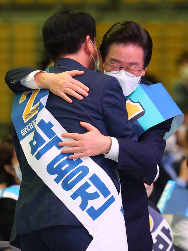 이재명 당 대표가 당대표로 선출된 뒤 박용진 당대표 후보의 축하를 받고 포옹하고 있다.(사진=뉴스1)