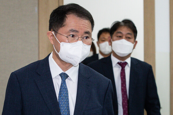 여운국 공수처 차장이 지난 5월 4일 경기 정부과천청사 공수처에서 윤석열 검찰총장 시절 손준성 대검 수사정보정책관의 '고발사주 의혹' 수사결과를 발표하러 브리핑장에 들어서고 있다. (사진=뉴스1)