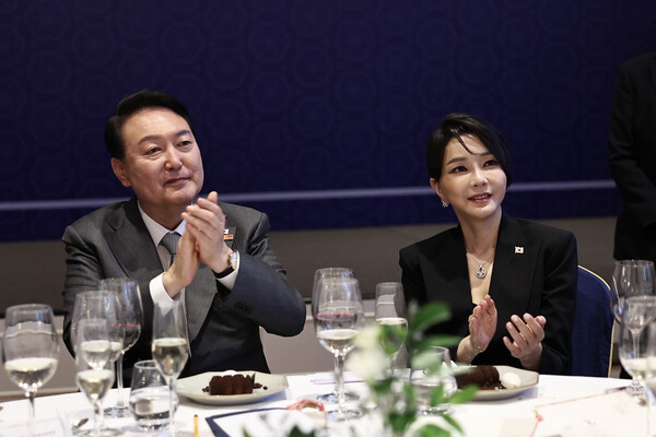 윤석열 대통령과 김건희 여사가 나토정상회의 순방 당시인 지난 6월 29일 오후(현지시간) 스페인 마드리드 시내 호텔에서 열린 재스페인 동포 초청 간담회에서 박수치고 있다. 이날 김 여사가 착용한 목걸이는 '반 클리프 앤 아펠'로 추정되고 있다. (사진=뉴스1)