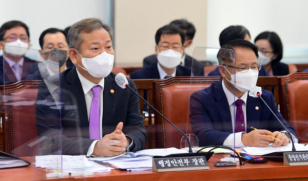 이상민 행정안전부 장관이 1일 국회 행정안전위원회 전체회의에서 윤석열 대통령 처가 수사 경찰관을 콕 집어 대통령 취임식에 초청했다는 보도와 관련한 질의에 답변하고 있다. (사진=뉴스1)