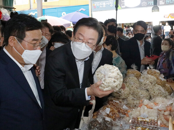 이재명 더불어민주당 대표가 2일 오후 광주 서구 양동시장에서 한과를 들고 가격을 묻고 있다. (사진=뉴스1)