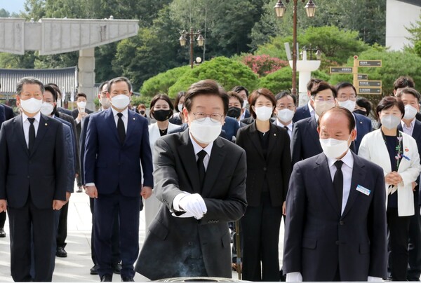 이재명 더불어민주당 대표가 지난 2일 오전 민주당 지도부와 함께 광주 북구 운정동 국립5·18민주묘지를 찾아 참배하고 있다. (사진=뉴스1)