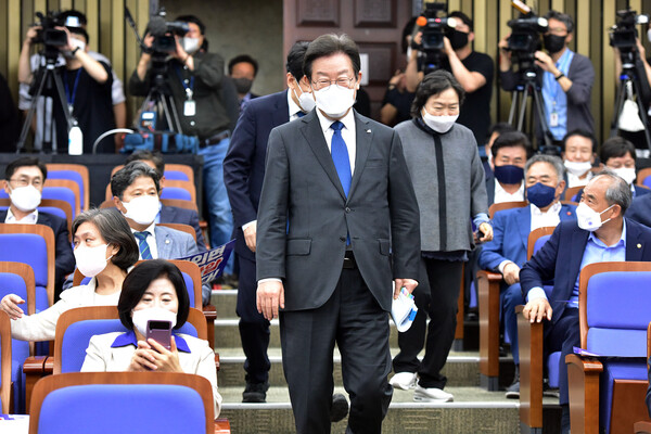 이재명 더불어민주당 대표가 5일 서울 여의도 국회에서 열린 비상 의원총회에 참석하고 있다. [사진=뉴스1]