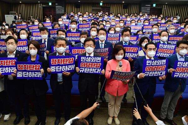 이재명 더불어민주당 대표(가운데)와 박홍근 원내대표(오른쪽에서 두 번째) 등 의원들이 5일 서울 여의도 국회에서 비상 의원총회를 열어 '윤석열 정권의 정치탄압에 대한 성명서'를 발표하고 있다. (사진=뉴스1)