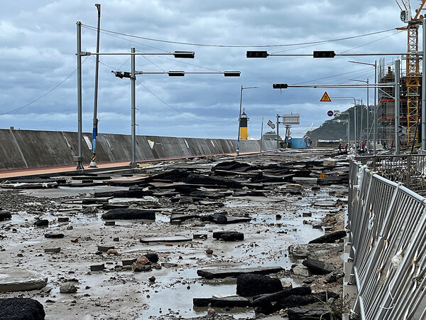 힌남노가 할퀸 상처. 제11호태풍 힌남노가 지나간 6일 오전 부산 서구 암남동 송도해수욕장 인근 도로에 뜯겨져 나온 아스팔트 콘크리트 조가들이 널브러져 있다. (사진=뉴스1)