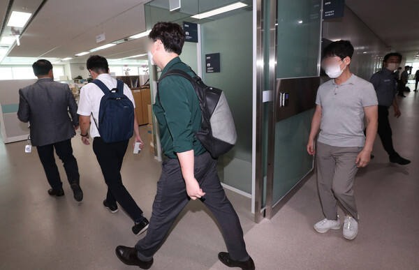 제20대 대선 과정에서 이재명 더불어민주당 대표의 발언과 관련, 공직선거법상 허위사실공표혐의를 수사중인 서울중앙지검 관계자들이 6일 경기도청 압수수색을 위해 한 사무실로 들어가고 있다. (사진=뉴스1)