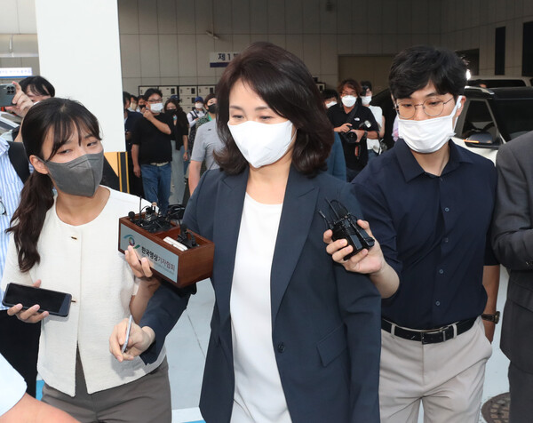 이재명 더불어민주당 의원(인천 계양을)의 배우자 김혜경 씨가 지난 8월 23일 오후 경기 수원시 장안구 경기남부경찰청에서 '법인카드 유용 의혹' 관련 조사를 마치고 나오고 있다. (사진=뉴스1)