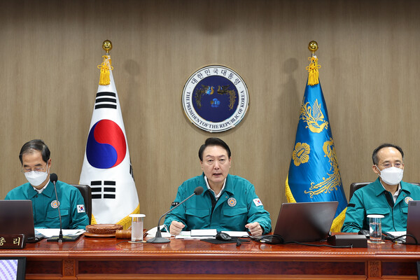 윤석열 대통령이 7일 오전 용산 대통령실에서 태풍 '힌남노' 피해상황 긴급점검 국무회의를 주재하고 있다. (사진=뉴스1)