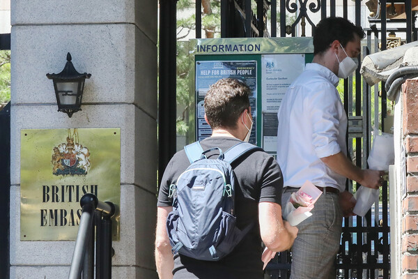 엘리자베스 2세 영국 여왕이 8일(현지시간) 서거했다. 향년 96세. 영국 버킹엄 궁전은 성명에서 "여왕은 오늘 오후 밸모럴 성에서 평화롭게 세상을 떠났다"고 발표했다. 9일 서울 중구 주한영국대사관으로 영국인 추모객들이 향하고 있다.