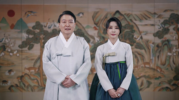 윤석열 대통령과 부인 김건희 여사가 추석을 하루 앞둔 9일 영상을 통해 추석 인사를 하고 있다. 윤 대통령은 "태풍 힌남노와 수해로 피해를 입은 분들이 하루 빨리 일상으로 돌아갈 수 있도록 최선을 다하겠다"고 말했다. (사진=뉴스1)