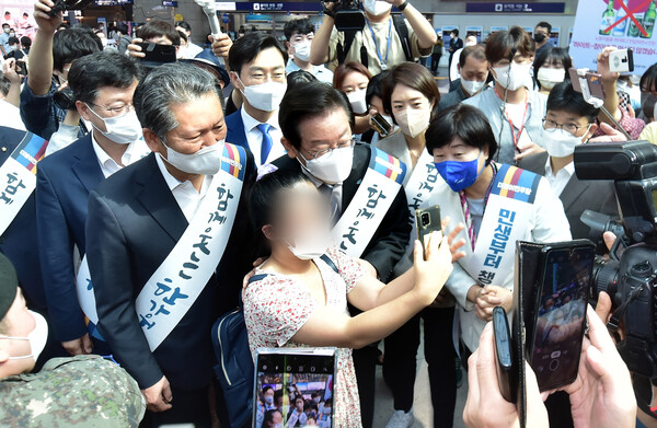 이재명 더불어민주당 대표를 비롯한 민주당 의원들이 8일 오전 서울 용산역에서 추석 귀성객들에게 인사를 하며 기념 촬영을 하고 있다