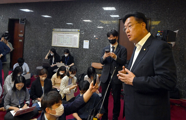 정진석 국민의힘 비상대책위원장이 13일 오전 국회에서 기자들의 질문에 답변하고 있다. (사진=뉴스1) 