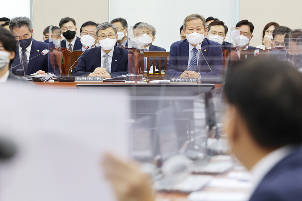 이상민 행정안전부 장관이 14일 오후 국회 상임위 행정안전위원회 전체회의에 출석해 의원들의 질의를 받고 있다. (사진=뉴스1)