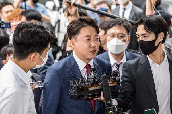 이준석 전 국민의힘 당 대표가 지난 14일 '정진석 비대위' 효력정지 가처분 신청 사건의 법원 심문에 참석하기 위해 서울남부지법 법정으로 들어가는 중에 기자들의 질문에 답변하고 있다. (사진=뉴스1)