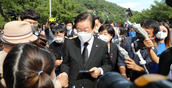 이재명 더불어민주당 대표가 14일 경남 김해 봉하마을 노무현 전 대통령 묘역을 참배한 뒤 지지자들과 악수하며 인사하고 있다. (사진=뉴스1)