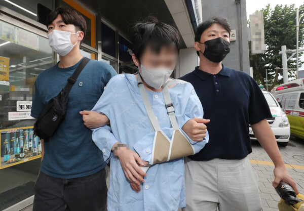 지하철 2호선 신당역 여자 화장실에서 20대 여성 역무원을 흉기로 살해한 전모(31)씨가 15일 오후 서울 광진구의 한 병원에서 치료를 마친뒤 경찰로 호송되고 있다. 전씨는 흉기를 휘두르는 과정에서 부상을 입었다. (사진=뉴스1)