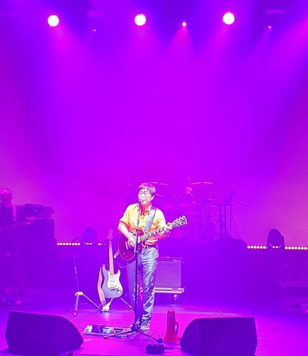 안산 공연에서 열창 중인 김창완 아티스트