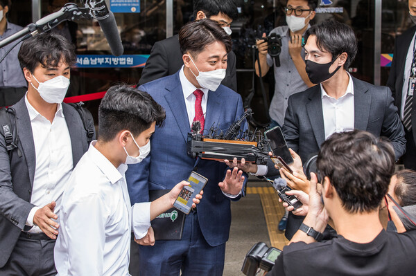 이준석 국민의힘 대표가 지난 14일 서울 양천구 서울남부지방법원에서 열린 국민의힘 당헌 효력 정지 가처분 심문을 마치고 나와 기자들의 질문에 답변하고 있다. (사진=뉴스1)