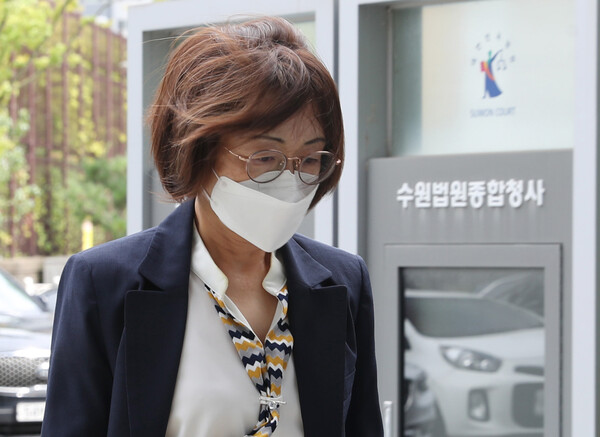 은수미 전 성남시장이 16일 오후 수원지방법원에서 열린 뇌물공여 및 뇌물수수 등 혐의 선고 공판에 출석하고 있다. 은 전 시장은 이날 법정구속됐다. (사진=뉴스1)