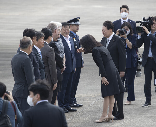 영국·미국·캐나다 등의 순방에 나서는 윤석열 대통령과 김건희 여사가 18일 오전 경기 성남시 서울공항에서 배웅나온 인사들과 인사하고 있다. (사진=뉴스1)