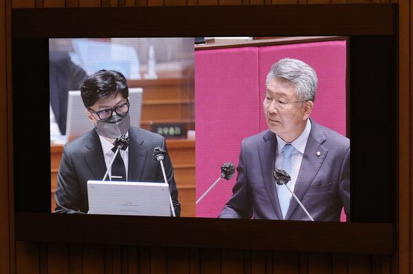 19일 오후 서울 국회 본회의장 대정부질의에서 김회재 더불어민주당 의원이 묻고 한동훈 법무부 장관이 답변하고 있다. (사진=뉴스1)