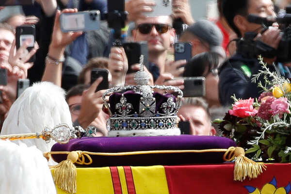 영국 런던 웨스트민스터 사원에서 엘리자베스 2세 여왕의 국장이 끝난 뒤 왕관을 얹은 여왕의 관이 버킹엄궁쪽으로 운구되고 있다. (사진=뉴스1)
