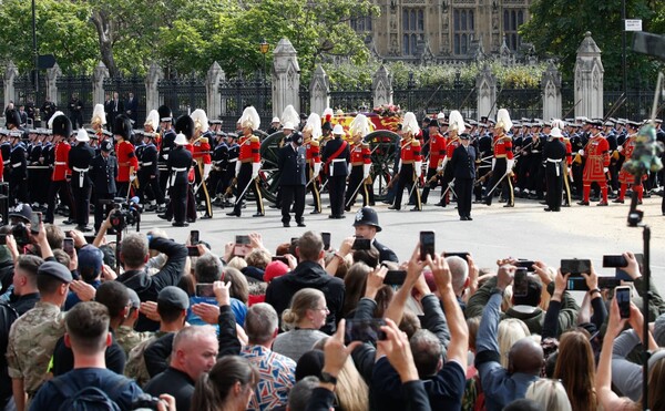 영국 런던 웨스트민스터 사원에서 엘리자베스 2세 여왕의 국장이 끝난 뒤 여왕의 관이 버킹엄궁을 향해 이동하는 모습을 지켜보는 추모 인파. (사진=뉴스1)