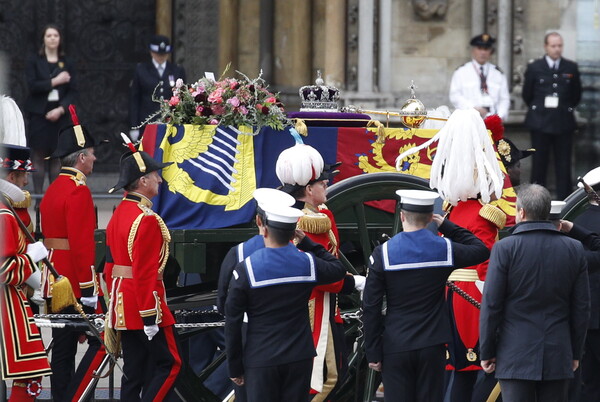 영국 런던 웨스트민스터 사원 앞에서 엘리자베스 2세 여왕 국장을 위해 관이 총포차에 실려 운구되고 있다.(사진=뉴스1)