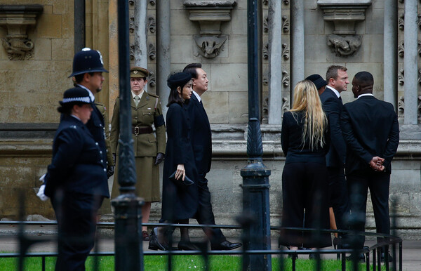 윤석열 대통령과 김건희 여사가 19일 오전(현지시간) 영국 런던 웨스트민스터 사원에서 열린 엘리자베스 2세 여왕 국장에 참석하고 있다
