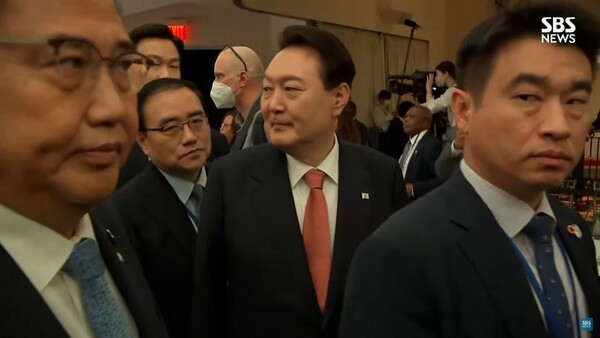 21일(현지시각) 미국 뉴욕에서 열린 조 바이든 미국 대통령 주최 '글로벌펀드 제7차 재정공약회의' 행사가 끝난 뒤 퇴장하면서 박진 외교부장관을 보면서 문제의 '이 새끼' 발언을 하고 있다. (사진=SBS뉴스 캡처) 