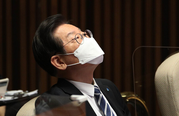 이재명 더불어민주당 대표가 22일 오후 서울 여의도 국회 본회의 교육·사회·문화 분야 대정부 질문이 진행되는 동안 잠시 생각에 잠겨 있다. (사진=뉴스1)