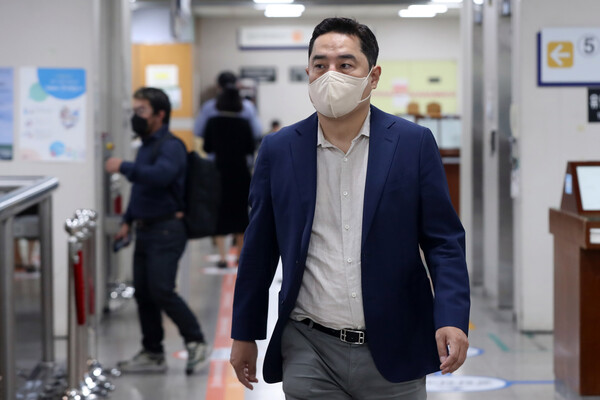 유튜브 채널 가로세로연구소 강용석 변호사가 지난 20일 오전 박수현 전 청와대 대변인 명예훼손 혐의와 공직선거법상 허위사실 공표 혐의 재판을 받기 위해 서울중앙지방법원에 출석하고 있다. (사진=뉴스1) 