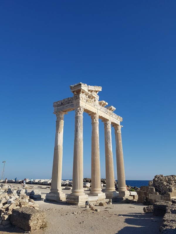 안탈리아 페르게 바닷가에 있는 아폴론 신전, 2017