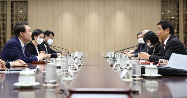 윤석열 대통령이 지난 16일 용산 대통령실 청사에서 리잔수 중국 전국인민대표대회 상무위원장을 접견하고 있다. (사진=뉴스1)