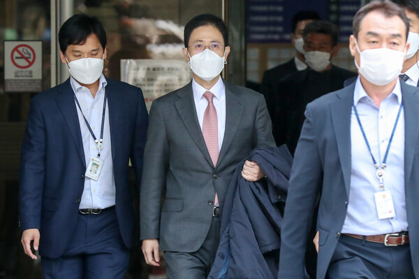 손준성 서울고검 송무부장이 지난해 10월 26일 서울 서초구 서울중앙지밥법원에서 열린 구속영장실질심사를 마친 뒤 법원을 나서고 있다. 