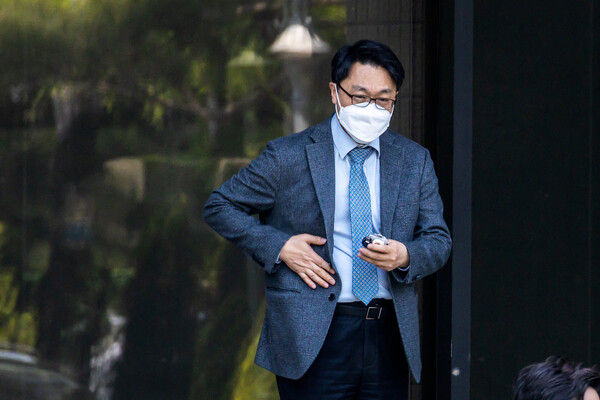 김진욱 공수처장이 지난 5월 4일 공수처가 있는 정부 경기과천청사를 나서고 있다. 공수처는 이날 '고발사주' 의혹 수사결과를 발표했다. (사진=뉴스1)