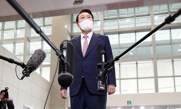 윤석열 대통령이 26일 출근길 문답회견에서 해외순방 기간 중 자신의 '비속어 발언' 언론 보도에 대해 "사실과 다른 보도로 동맹을 훼손했다"고 비난하고 있다. (사진=뉴스1)