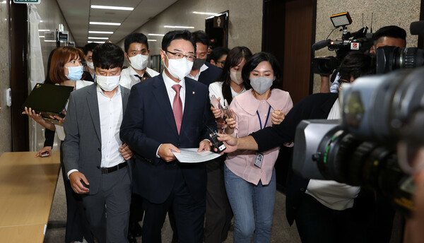 김성원 국민의힘 의원이 28일 오후 서울 여의도 국회에서 열린 국민의힘 중앙윤리위원회에 출석해 '수해봉사 현장 실언'에 대한 소명을 마치고 나오고 있다.  (사진=뉴스1)