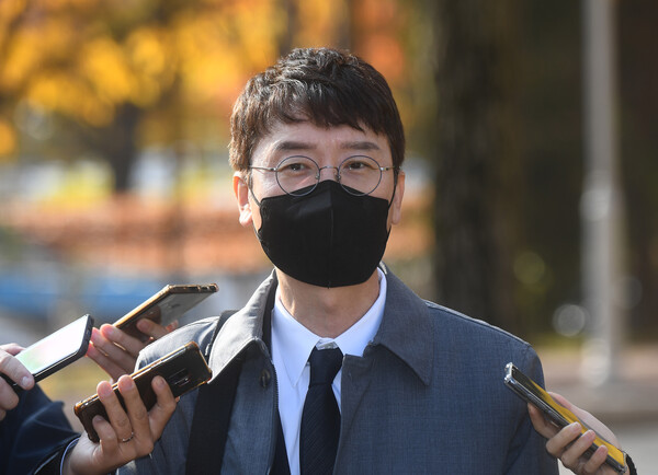 김웅 국민의힘 의원이 2021년 11월 3일 '고발 사주' 의혹과 관련 조사를 받기 위해 경기 정부과천청사 고위공직자범죄수사처(공수처)에 출석하면서 기자들의 질문에 답변하고 있다. (사진=뉴스1)